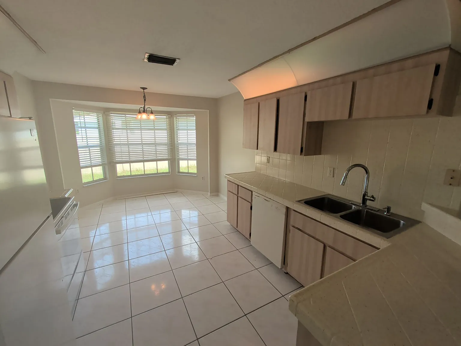 3 bed, 2.0 bath, 1364 sqft, $1,800 — Photo 4