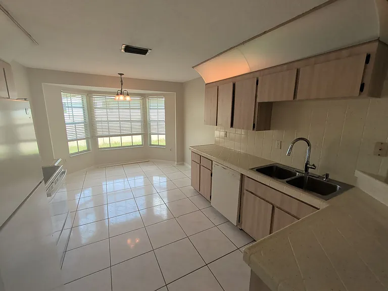 138 W Navarro Pl — Photo 4