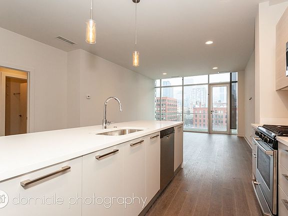 5th image of 858 N Franklin St APT 403