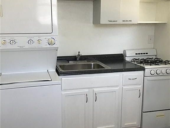 3rd image of 424 Woodview Ave #B