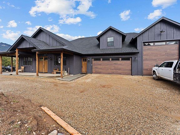 3rd image of 20 Hawthorne Ln