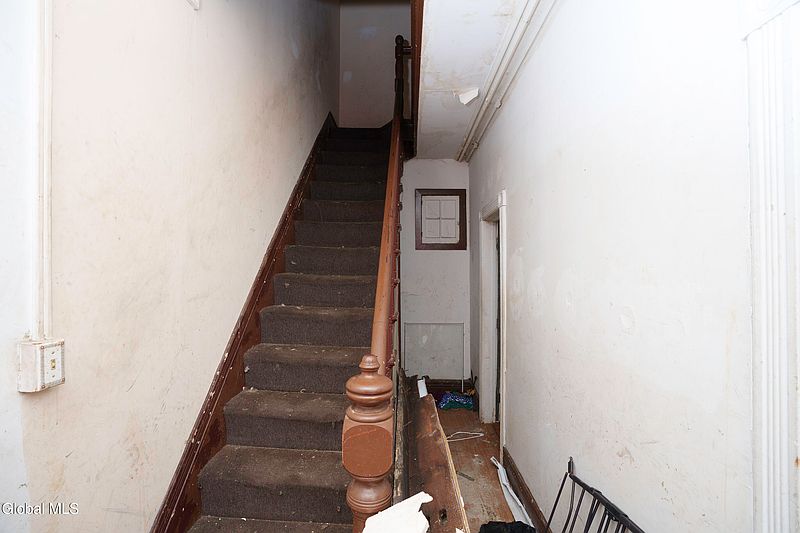 4th image of 189 Elk Street