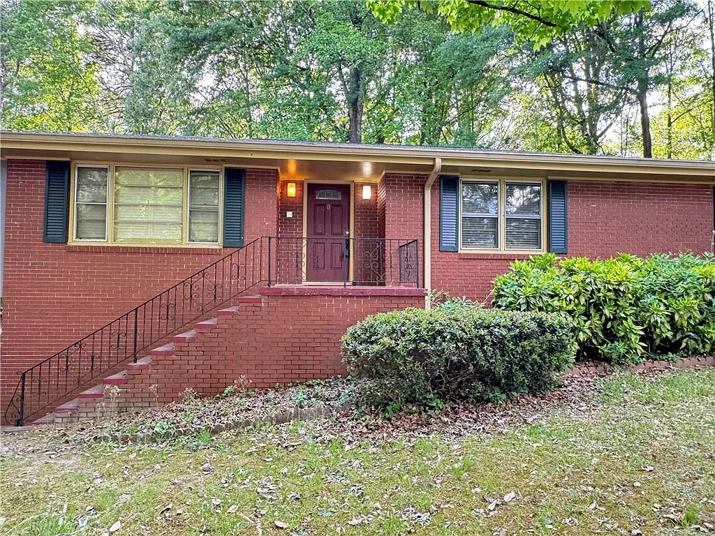 6 bed, 2.0 bath, 2712 sqft, $2,100 — Photo 2