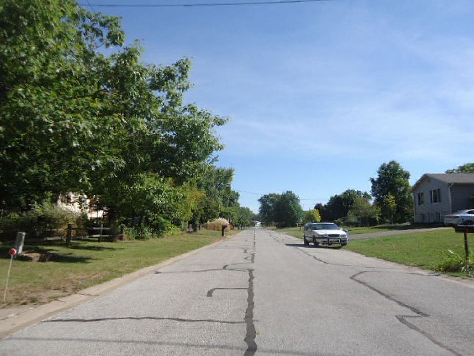 2nd image of 844 2nd Ave W