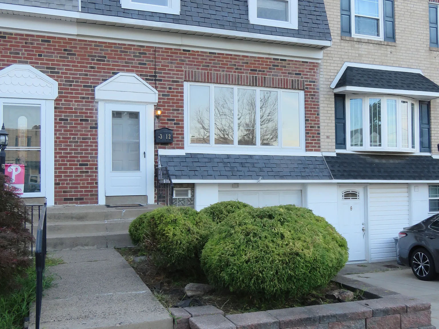3 bed, 1.5 bath, 1360 sqft, $2,300 — Photo 1