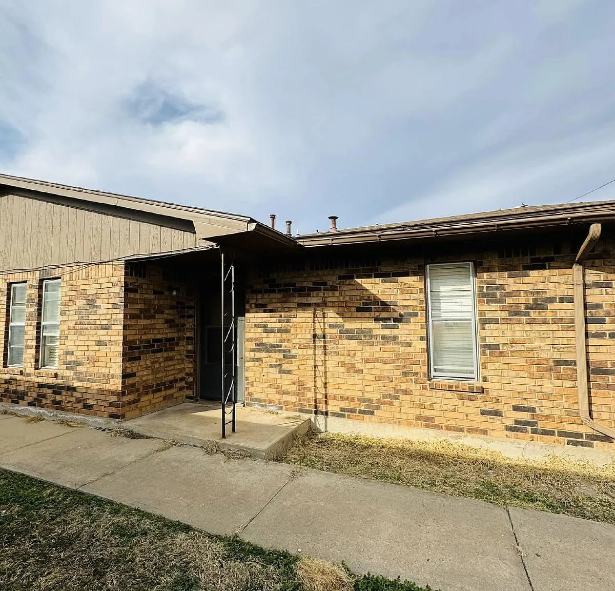 2 bed, 1.0 bath, $625 — Photo 1