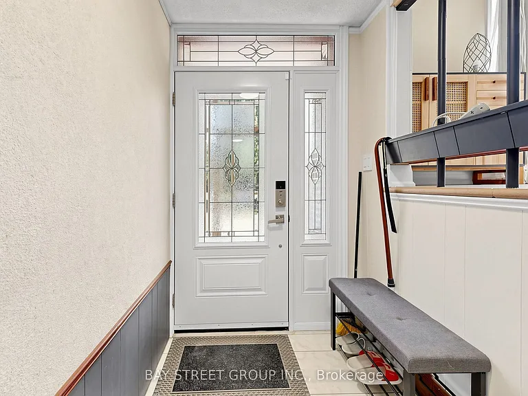 55 Baybrook Cres — Photo 2