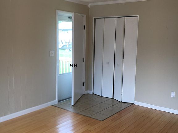 4 Eleanor Livingroom and Entry door