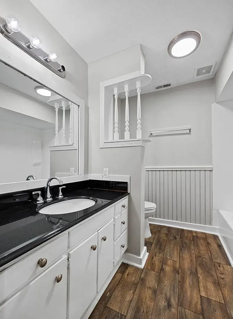 Stunning! Three Bedroom House! — Photo 2