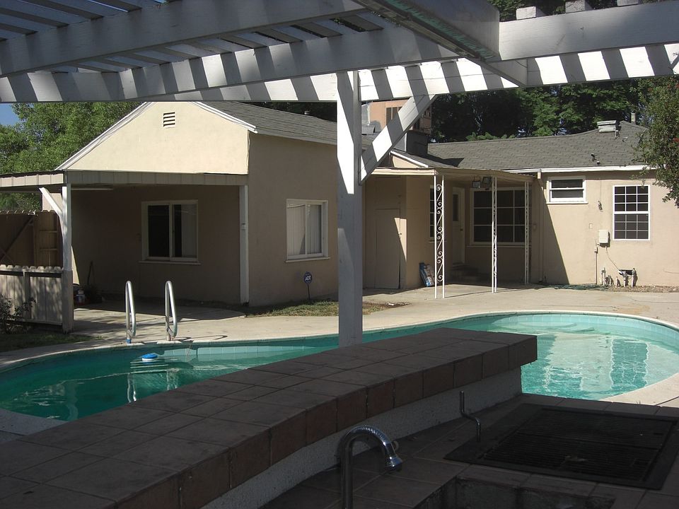 2nd image of 6834 Hesperia Ave