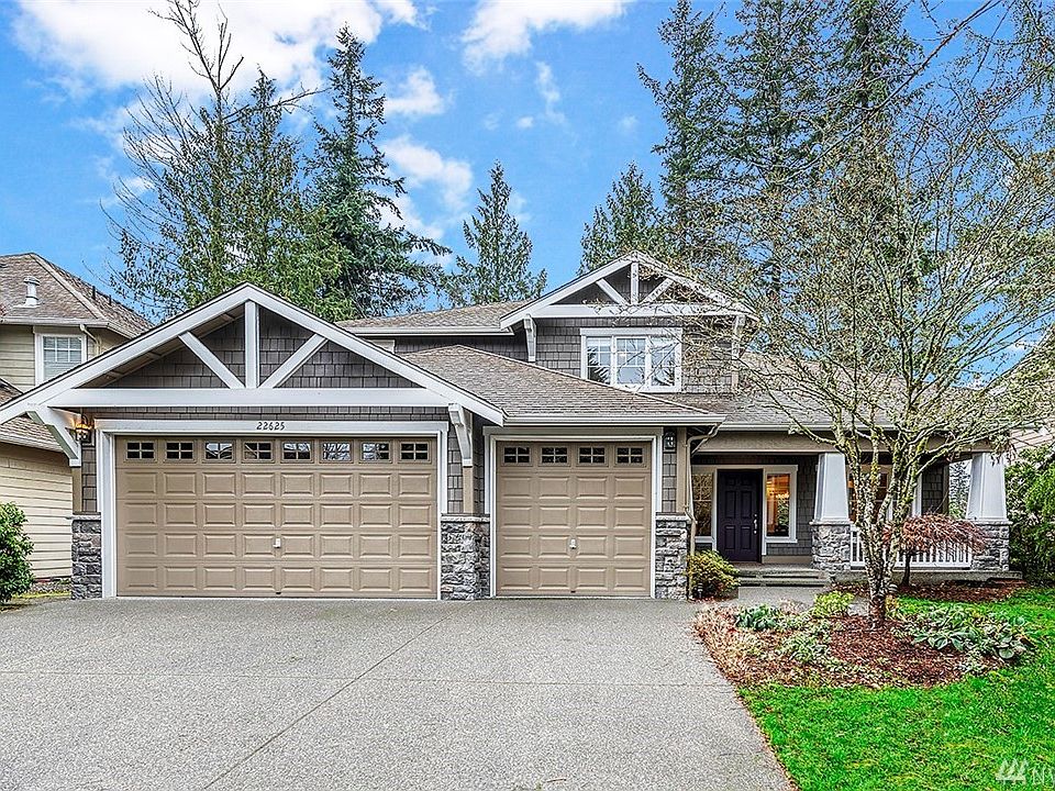 Welcome to this traditional well maintained Murray Franklin home.