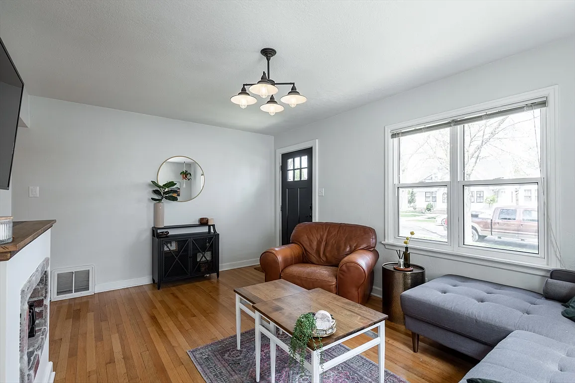 4 bed, 1.5 bath, 1343 sqft, $2,750 — Photo 2