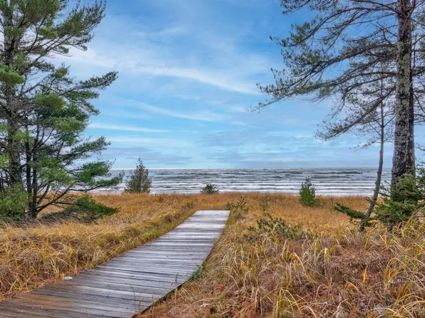 2625 W Top O The Lake Rd, Gulliver, MI 49840