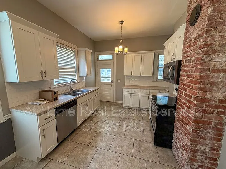 1005 S Roanoke Ave — Photo 1