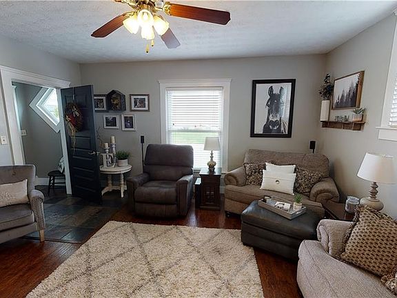 4th image of 302 E Main St