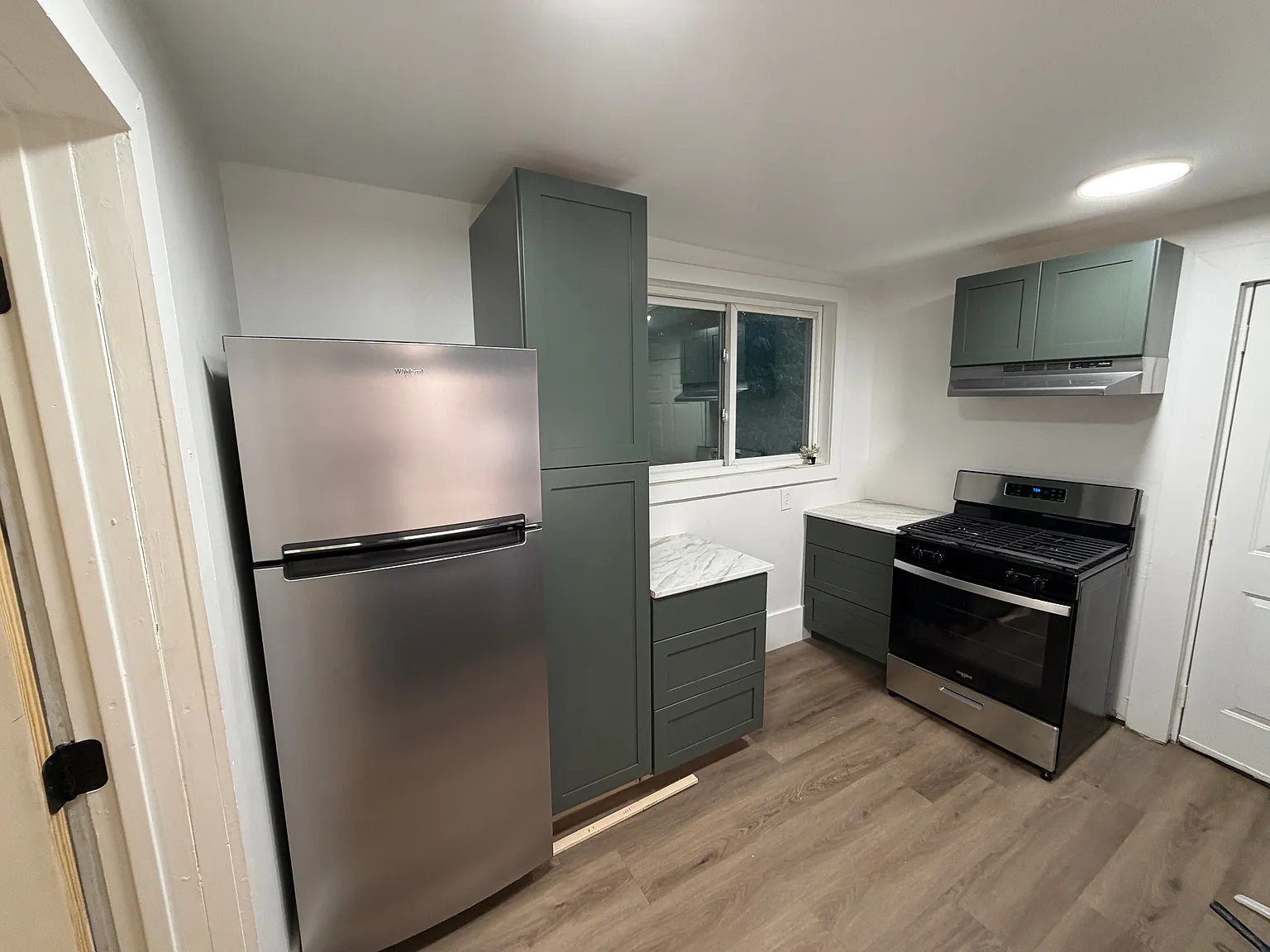 3 bed, 1.0 bath, 900 sqft, $1,600 — Photo 2
