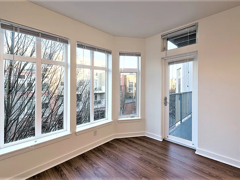 Five 2 Five 1st Ave West — Photo 3