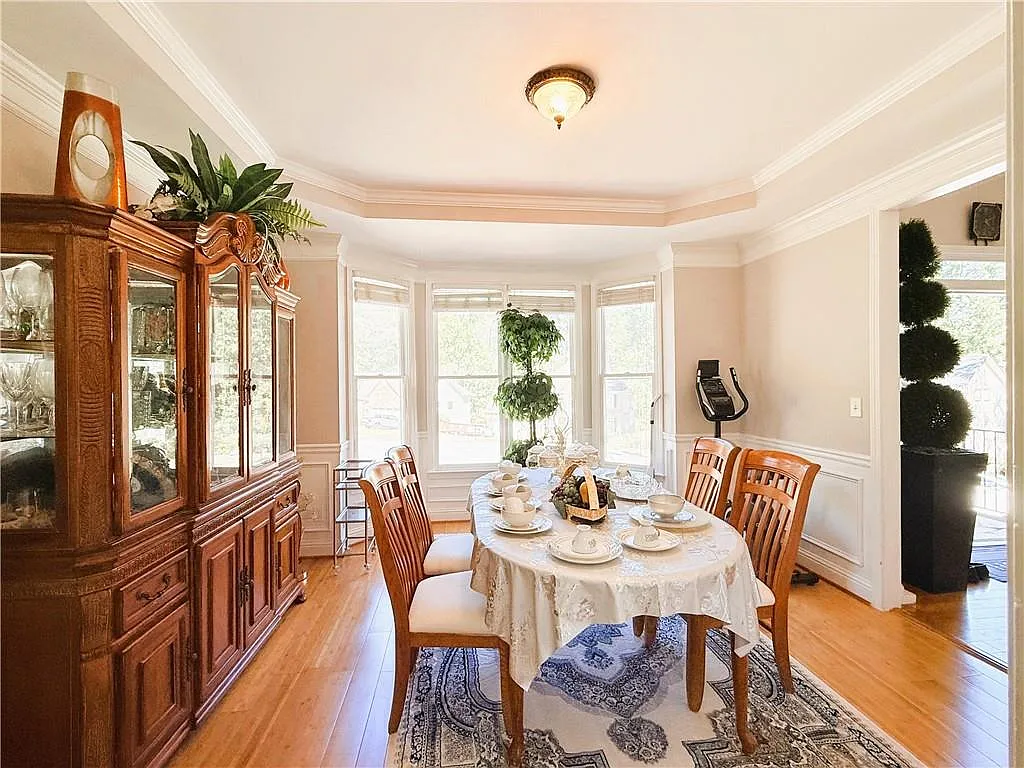 4 bed, 2.5 bath, 2698 sqft, $2,800 — Photo 2