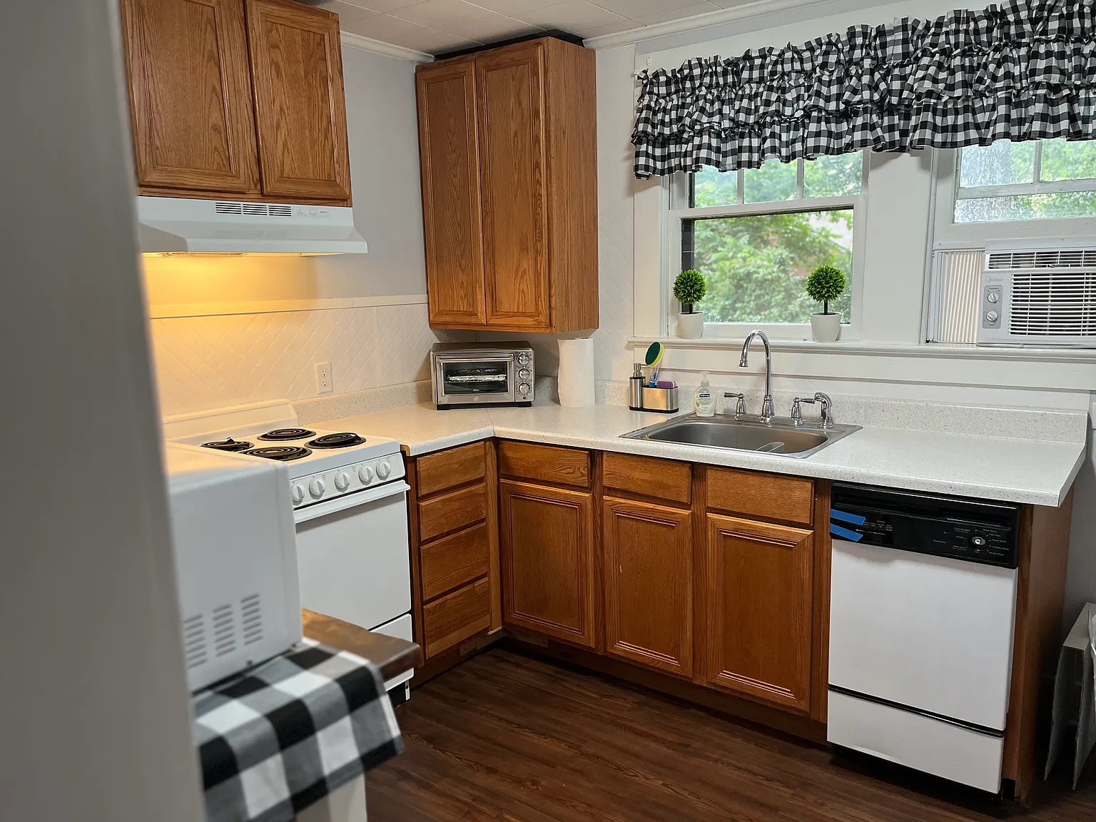303 E Merry Ave — Photo 4