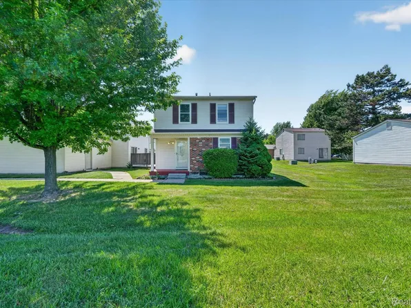 2824 Roundtree Dr, Troy, MI 48083