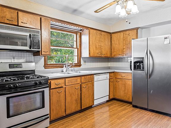 4th image of 2208 Farris Ct
