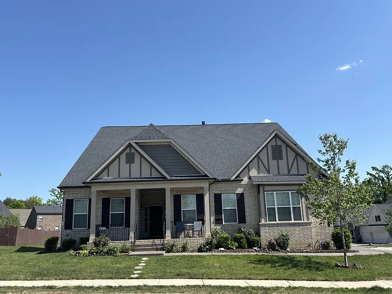 3038 Oxford Dr — Photo 2