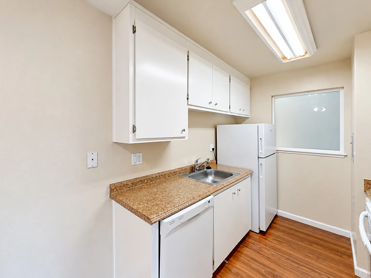 Comfortable 1BR Novato Apartment with Parking & Shared Laundry — Photo 4