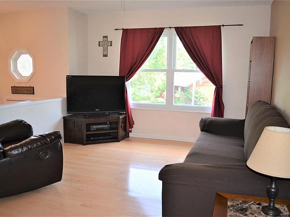 Hardwood floors, ceiling fan/light and a great Family Room!