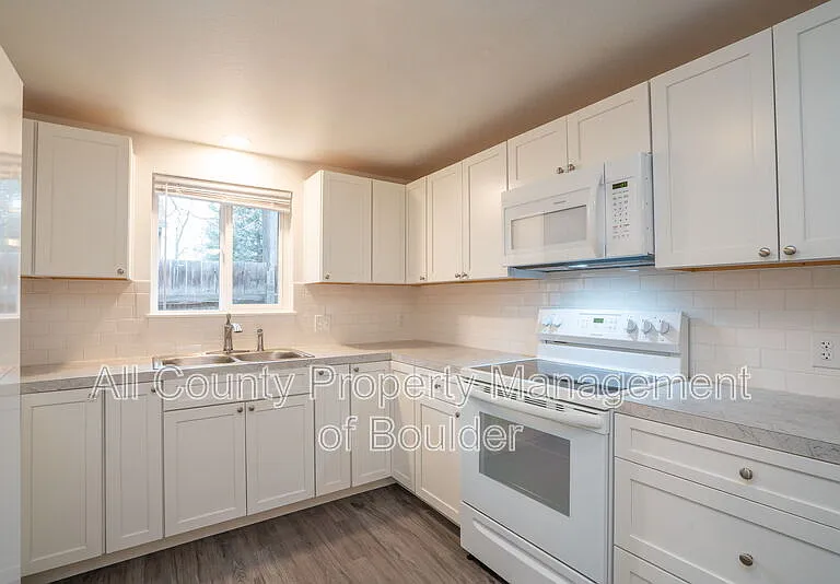 1117 Vivian St — Photo 10