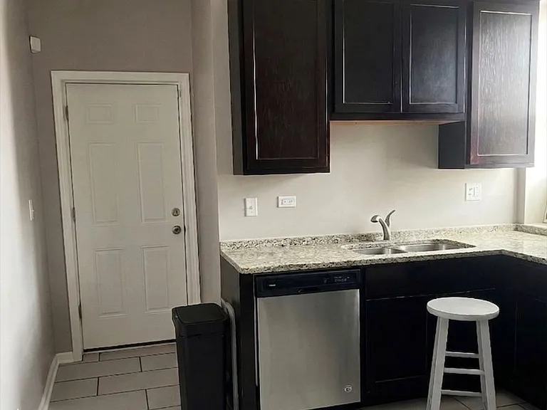 1523 N Harding Ave — Photo 5
