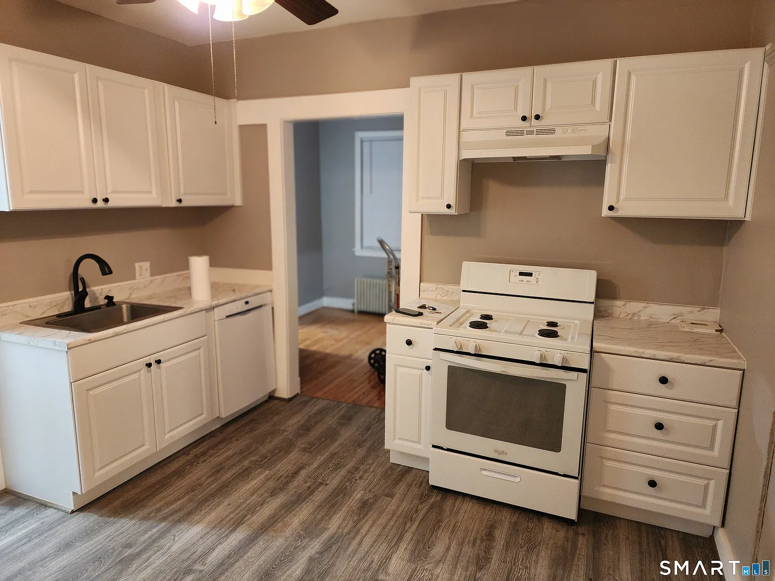 2 bed, 1.5 bath, 850 sqft, $1,900 — Photo 4