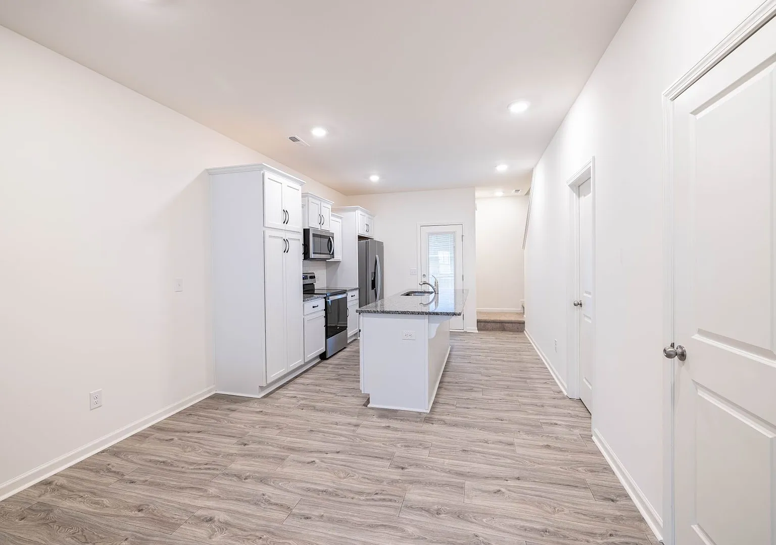 2 Bedroom Townhome Main Street Pineville - Move In Special 1 Month Free — Photo 4