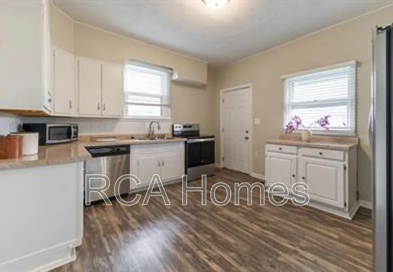 1015 Olive St — Photo 9