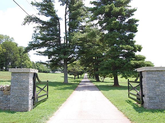 3rd image of 4462 Mount Horeb Pike