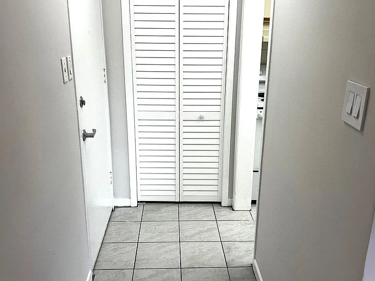 1013 Pape Ave #B — Photo 1