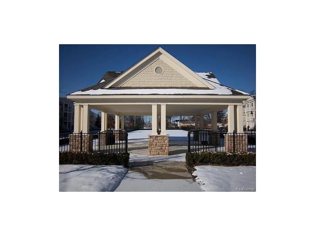 Building Photo - 1085 Foxboro