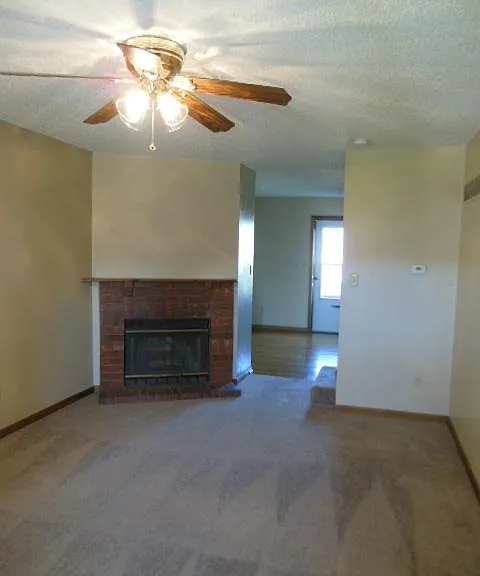 718 SE London Way — Photo 2