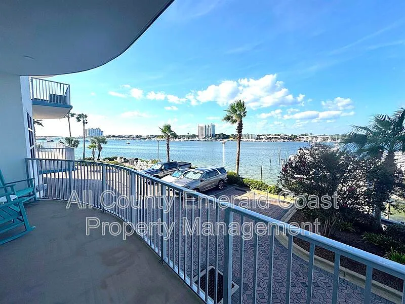 2 bed, 2.0 bath, 1390 sqft, $4,500 — Photo 2