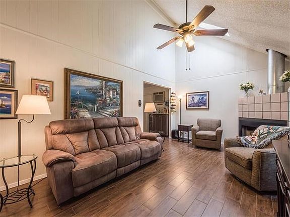 5th image of 3925 Lago Vista Dr