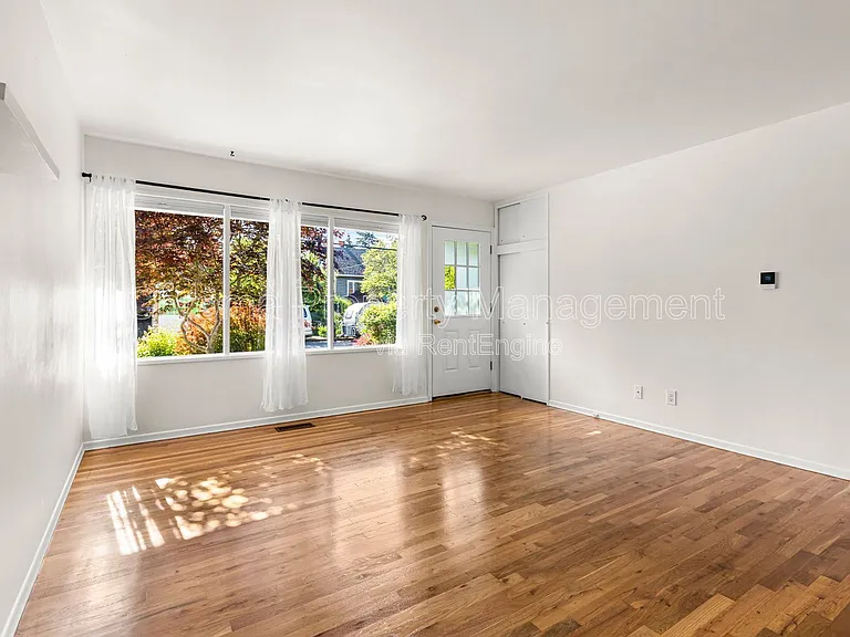 7676 N Mississippi Ave — Photo 2