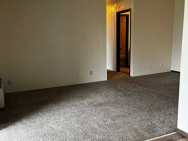 1025 W. MacArthur Avenue — Photo 7