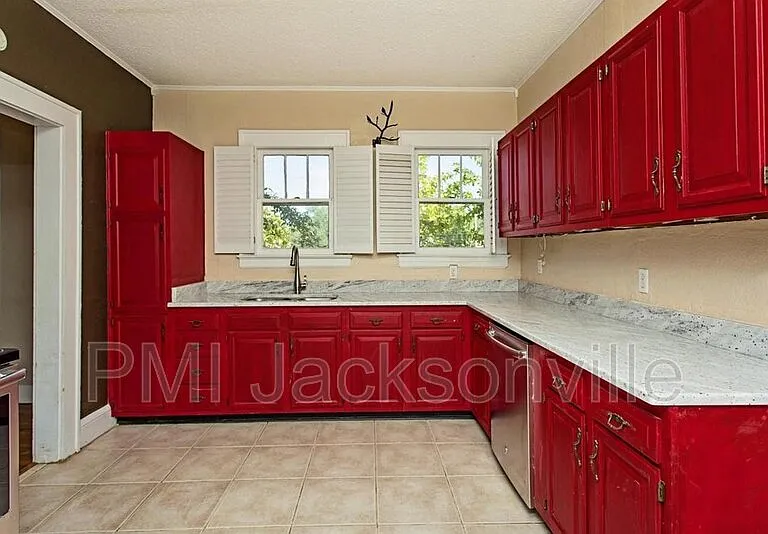 1211 Hollywood Ave — Photo 3