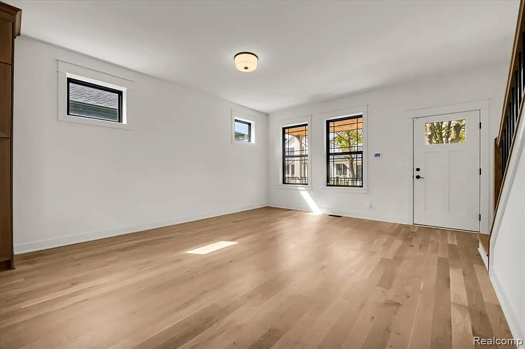 3 bed, 2.5 bath, 1900 sqft, $3,750 — Photo 3