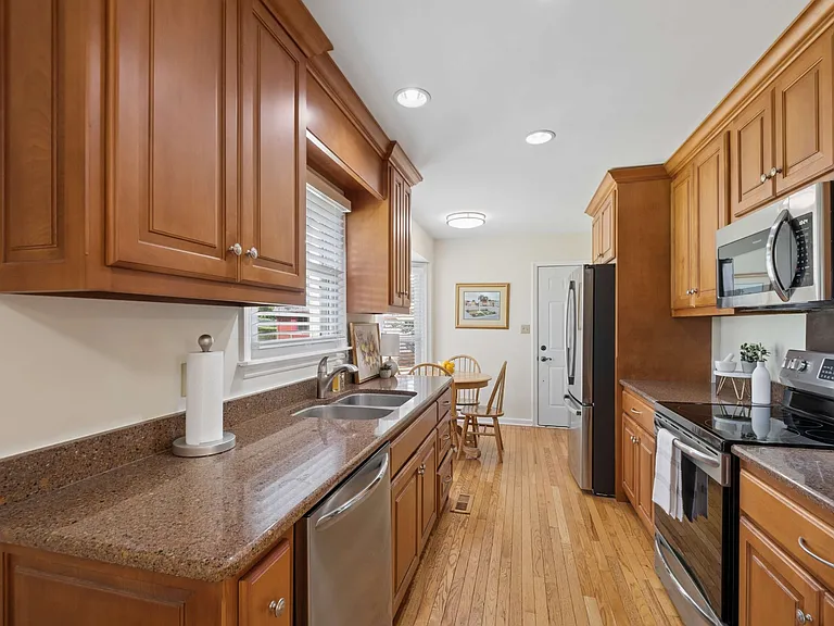 504 Riverview Dr — Photo 18