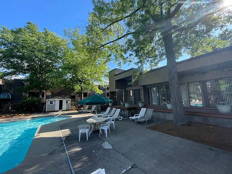 2 Shrewsbury Green Dr #I — Photo 38
