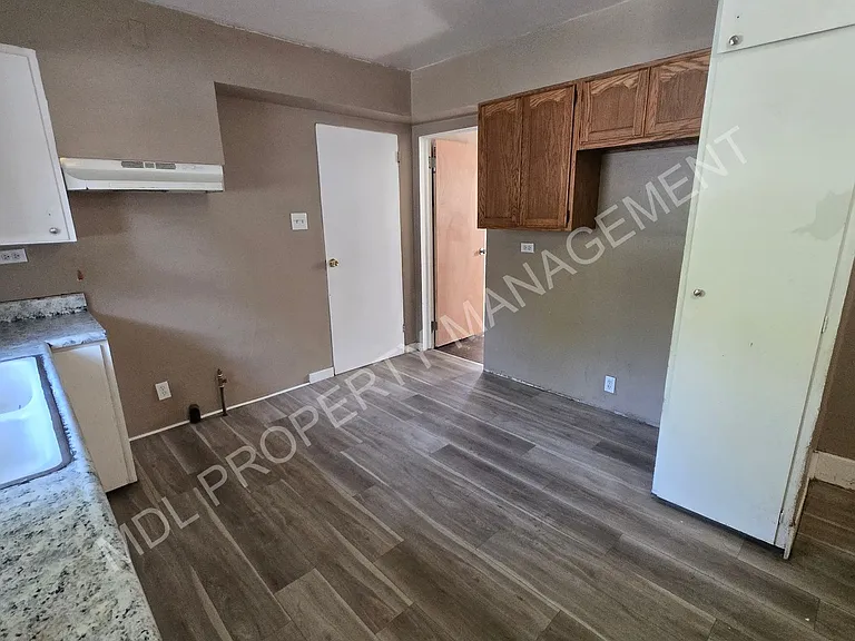 2257 S Niagara St — Photo 6