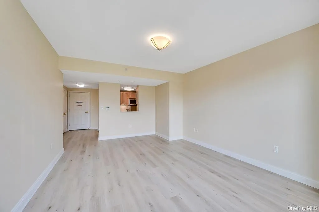 1 bed, 1.0 bath, 734 sqft, $6,460 — Photo 3