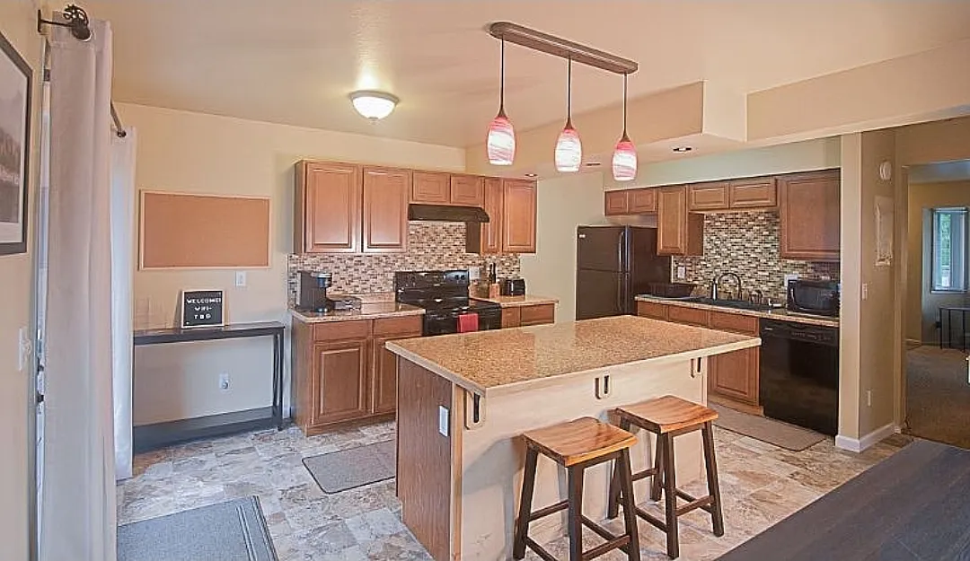 2 bed, 1.5 bath, $2,100 — Photo 3