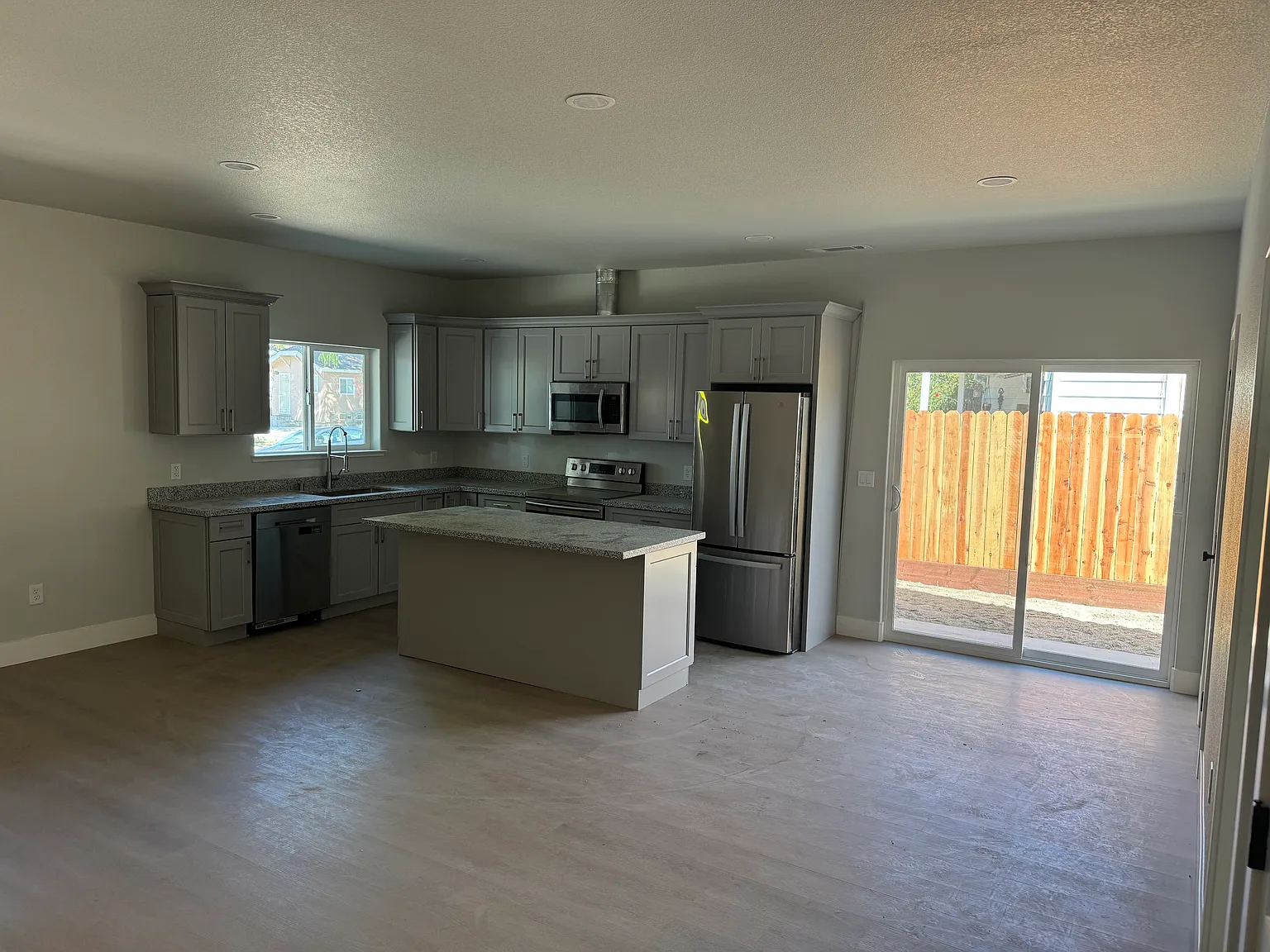 3 bed, 1100 sqft, $2,000 — Photo 4