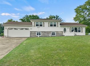 657 Meadowland Dr, Hubbard, OH